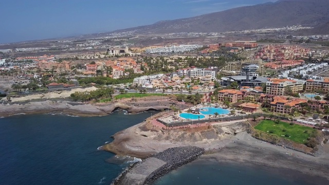 Playa de las Americas度假村的航空全景图，特内里费，加那利群岛，西班牙。视频素材