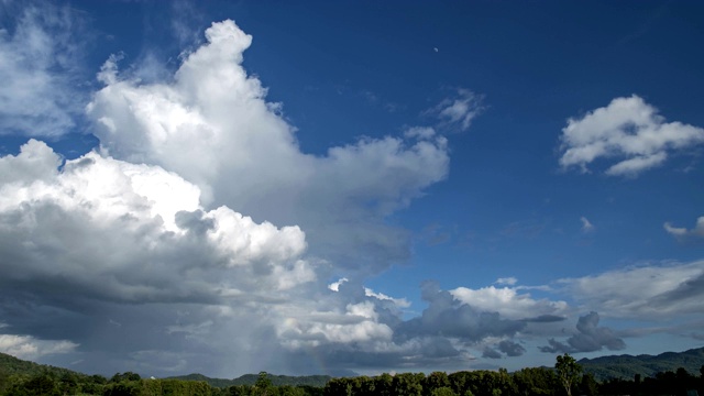 美丽的云景与大，建筑雨云和日出突破云团。视频素材