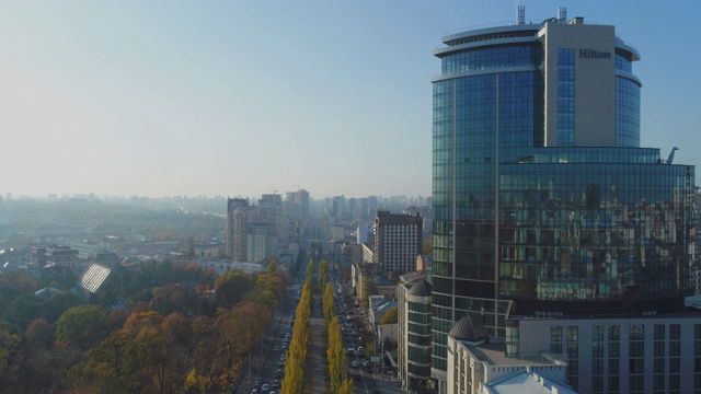 鸟瞰图希尔顿酒店和基辅的城市景观视频素材