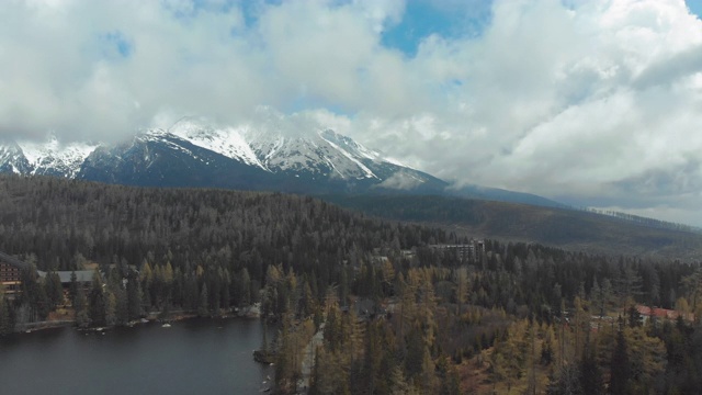 云和雪山中的斯特伦斯克普莱索鸟瞰图。斯洛伐克视频素材