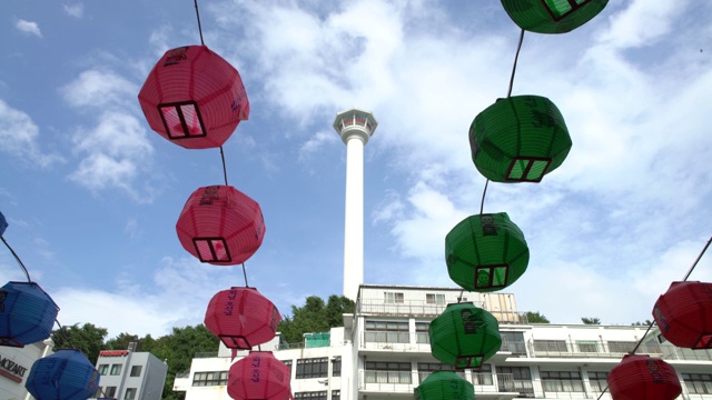 4K釜山观景塔与灯笼装饰来自韩国寺庙视频素材