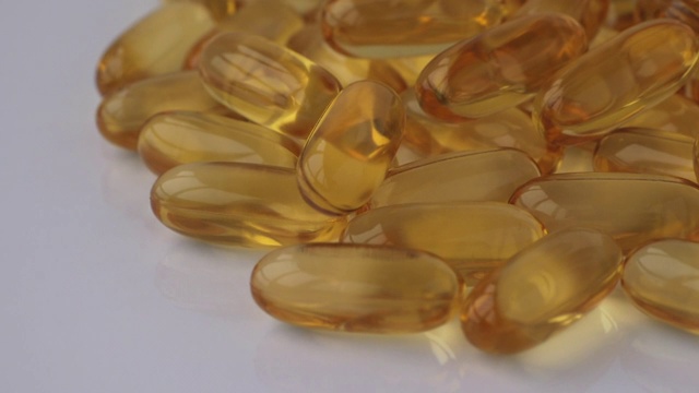 Omega 3鱼油胶囊旋转视频素材