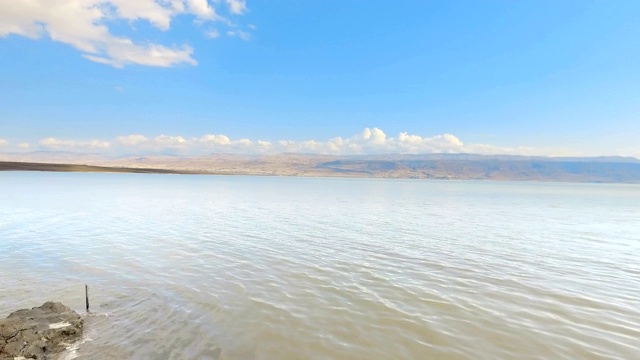 死海地平线在约旦与对面的山在以色列。死海是世界上含盐量第二高的水域，其含盐量为33%，形成了自然浮力。视频素材