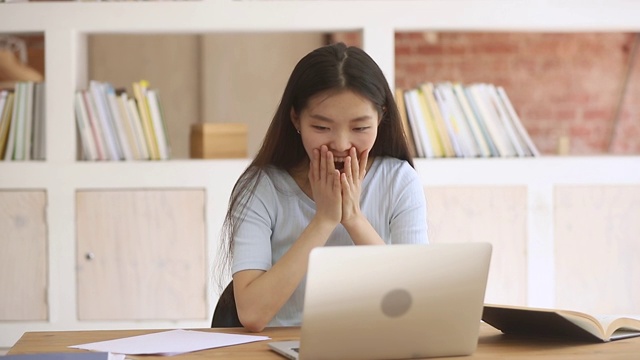 激动过度的亚洲女学生获胜者使用看笔记本电脑视频素材