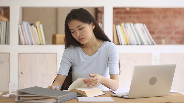 集中亚洲青少年学生学习，写笔记，做研究作业视频素材