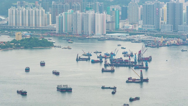 货物集装箱港口与港口航运配送仓库工业，装卸卡车运输集装箱堆场与装载货物视频素材