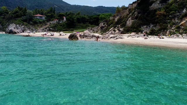 Fava海滩鸟瞰图和小海滩的小天堂位于vourvouou在Chalkidiki，希腊视频素材