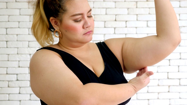 一个穿着运动服的胖女人的肖像视频素材