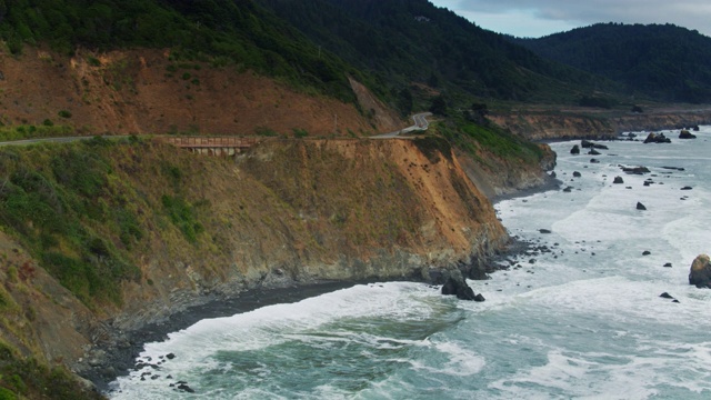 门多西诺县悬崖上的太平洋海岸高速公路-无人机拍摄视频素材