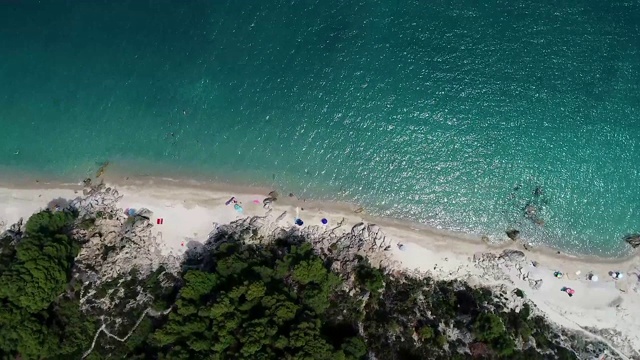 Fava海滩鸟瞰图和小海滩的小天堂位于vourvouou在Chalkidiki，希腊视频素材