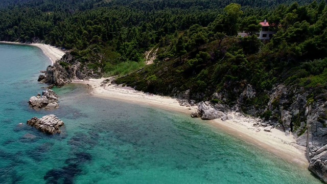 Fava海滩鸟瞰图和小海滩的小天堂位于vourvouou在Chalkidiki，希腊视频素材