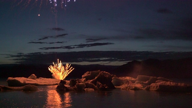 Jokulsarlon冰川湖上的烟花视频素材