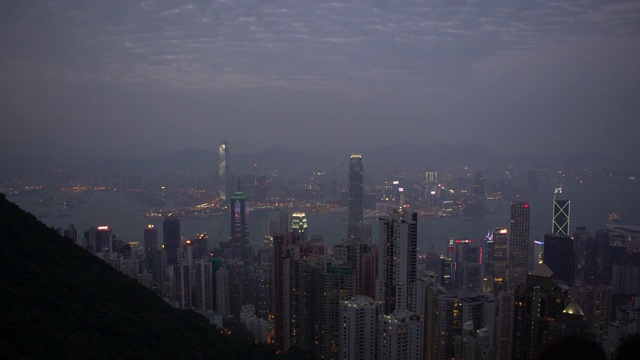 从著名的太平山顶俯瞰香港天际线的4K夜景视频素材