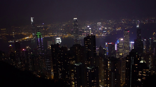 从著名的太平山顶俯瞰香港天际线的4K夜景视频素材