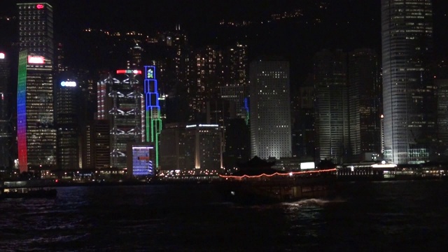 维多利亚港的香港夜城视频素材