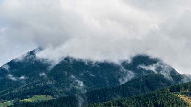 神秘的云移动在高山森林山脉自然时光流逝视频素材