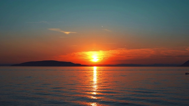 海面上五颜六色的夕阳。古老和现代的船漂浮在海上。神奇的夏天日落视频素材