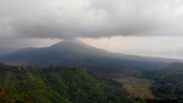 航拍巴图尔火山在巴厘岛，印度尼西亚视频素材