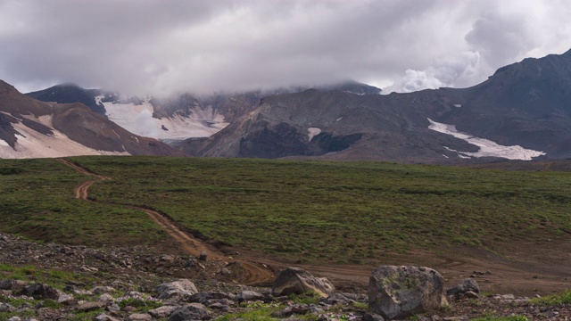 令人惊叹的活火山景观，火山口喷出的喷气口云。时间流逝视频素材