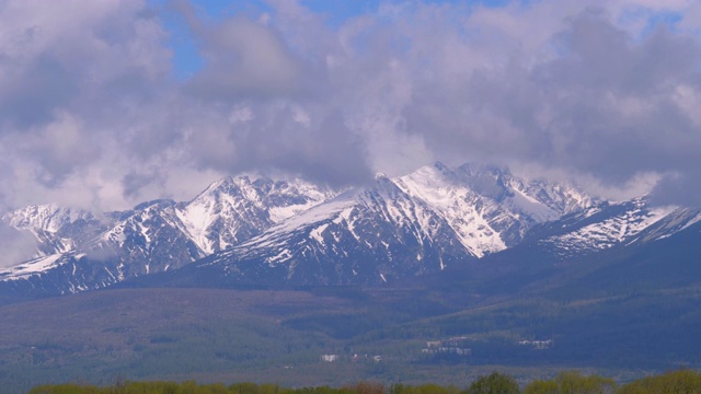 白雪覆盖的高塔特拉斯全景。山峰高耸入云视频素材