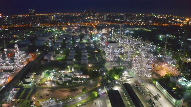 鸟瞰图石化炼油厂和海上工业工程概念在班纳区晚上，曼谷市，泰国。工业中的石油、天然气储罐管道。现代金属工厂。视频素材