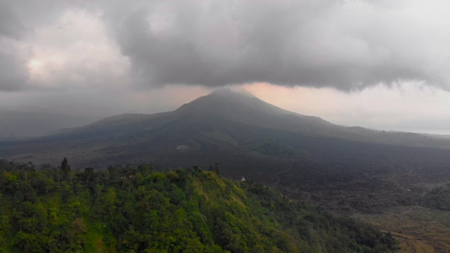 航拍巴图尔火山在巴厘岛，印度尼西亚视频素材