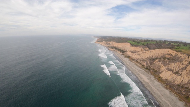 沿着空中俯瞰Torrey Pines州立保护区在海滩上拉霍亚加利福尼亚视频素材