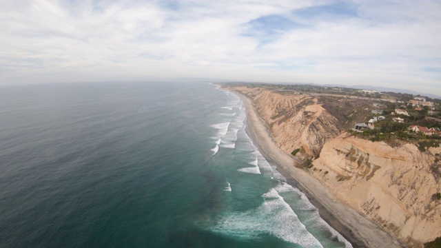 Torrey Pines州立保护区海滩拉霍亚加州空中飞行沿海岸悬崖视频素材