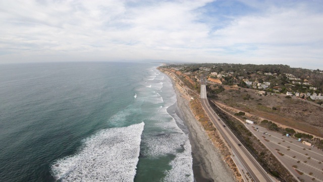 Torrey Pines州立海滩和Los Penasquitos泻湖拉霍亚美国加州空中飞行直升机视频素材