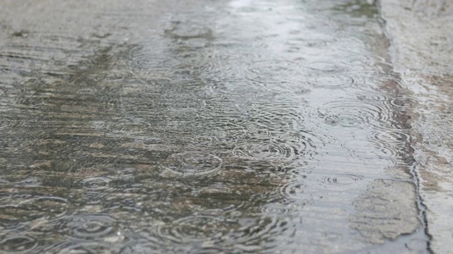 雨水倾泻在混凝土地板上视频素材