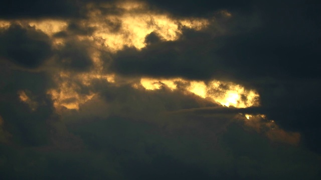 夕阳橘黄色天空云移动剪影风暴云视频素材