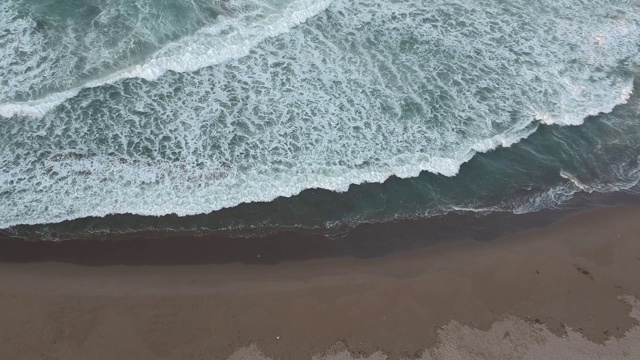 鸟瞰沙滩上的海浪视频下载