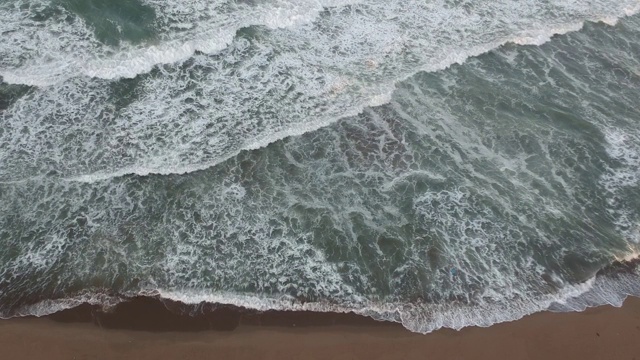 鸟瞰沙滩上的海浪视频下载