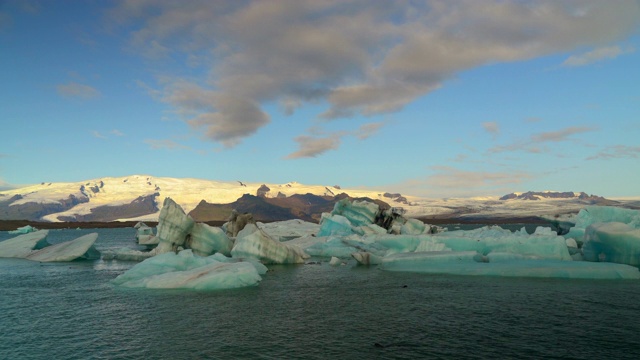 冰山漂浮在Jokulsarlon冰川湖视频素材