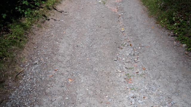 土路和砾石上山视频素材