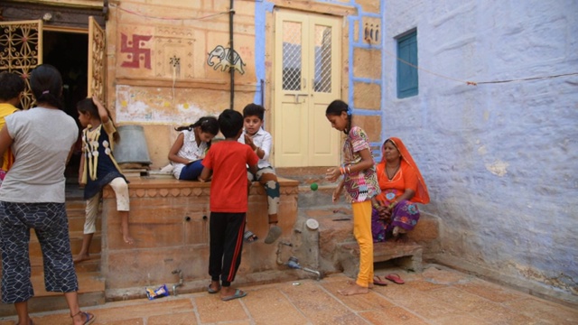 当地人在Jaisalmer堡。视频素材