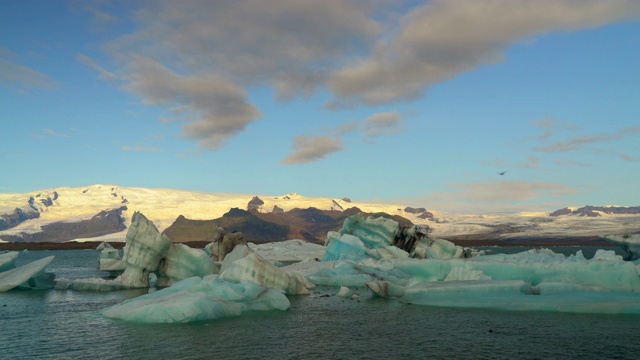 冰山漂浮在Jokulsarlon冰川湖视频素材