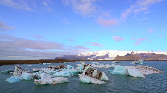 冰山漂浮在Jokulsarlon冰川湖视频素材