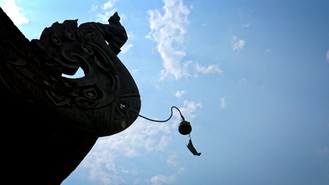 在佛寺寺的4K剪影与蓝天在切地琅视频素材