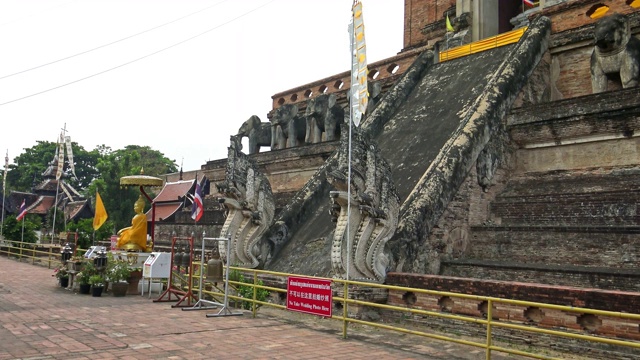 切地琅寺外的4K金佛Phra Chao Attarot视频素材