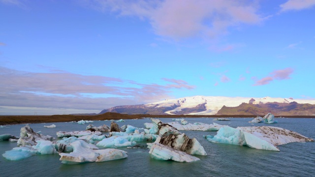 冰山漂浮在Jokulsarlon冰川湖视频素材