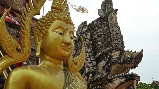 切地琅寺外的4K金佛Phra Chao Attarot视频素材