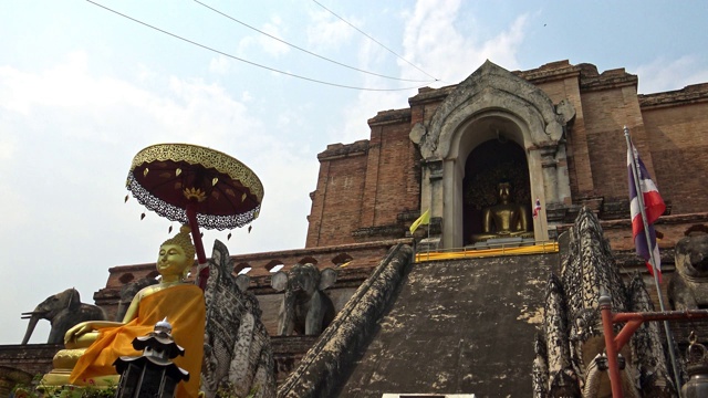 切地琅寺外的4K金佛Phra Chao Attarot视频素材