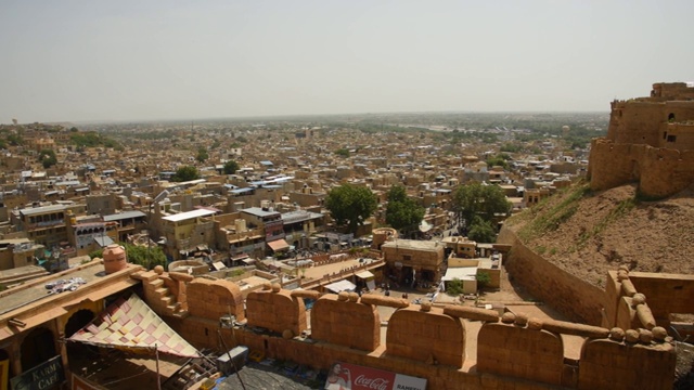 从Jaisalmer堡，Jaisalmer，拉贾斯坦邦，印度的Jaisalmer城的观点。视频素材