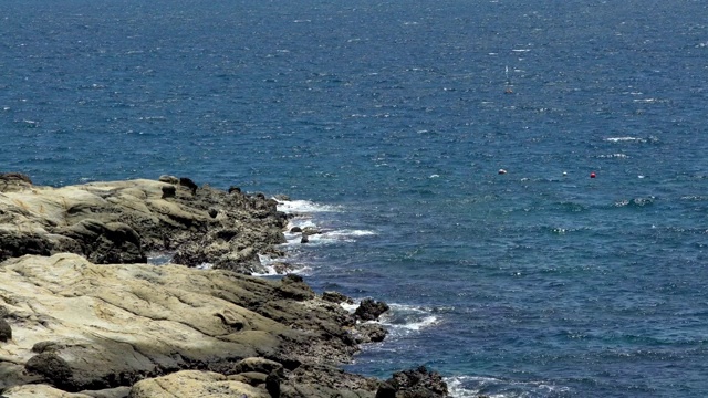 4K，海岸与波浪在台湾岛。海浪拍打着岩石。视频素材