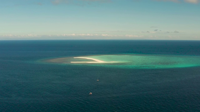 有沙滩的热带岛屿。Camiguin、菲律宾视频素材