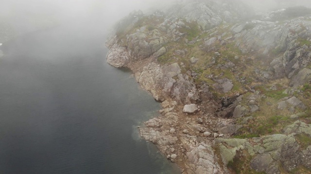 鸟瞰图。挪威山区的道路和湖泊视频素材