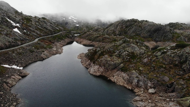 鸟瞰图。挪威山区的道路和湖泊视频素材