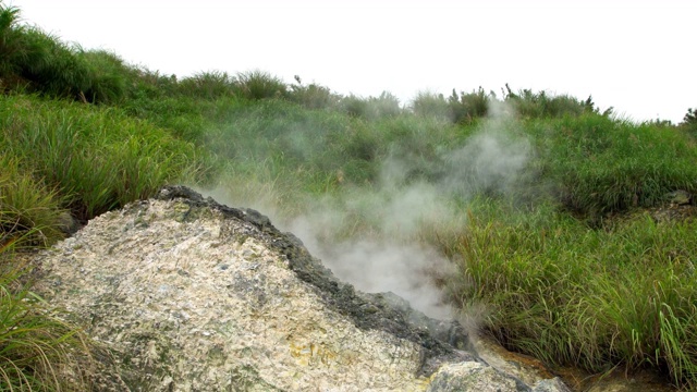 台湾拍摄的4K A冒烟火山口碎片视频素材