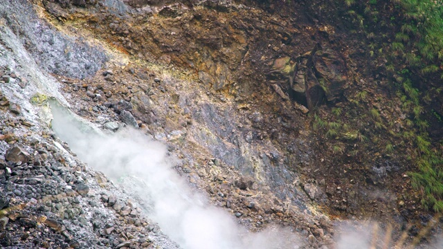 台湾拍摄的4K A冒烟火山口碎片视频素材